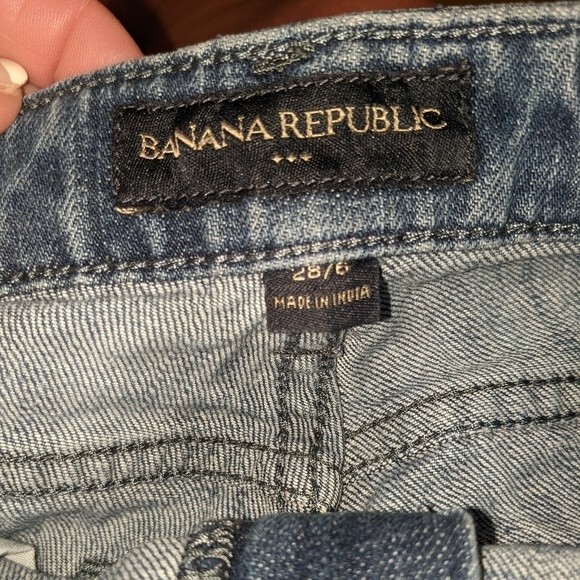 Banana Republic rolled mid-rise jean shorts - slightly distressed - 28/6 - Picture 4 of 5